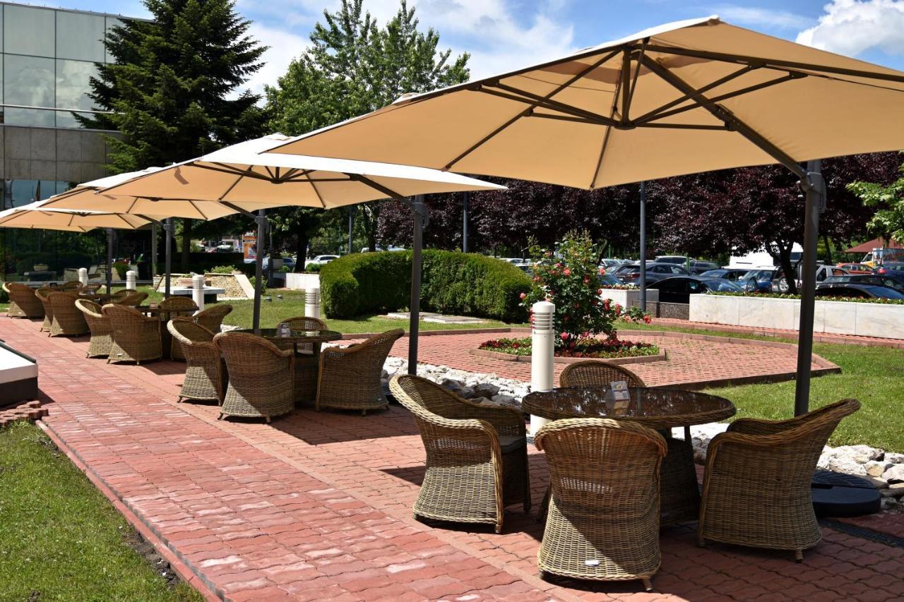 Hotelul Aro Palace Brașov Exterior foto A patio umbrella