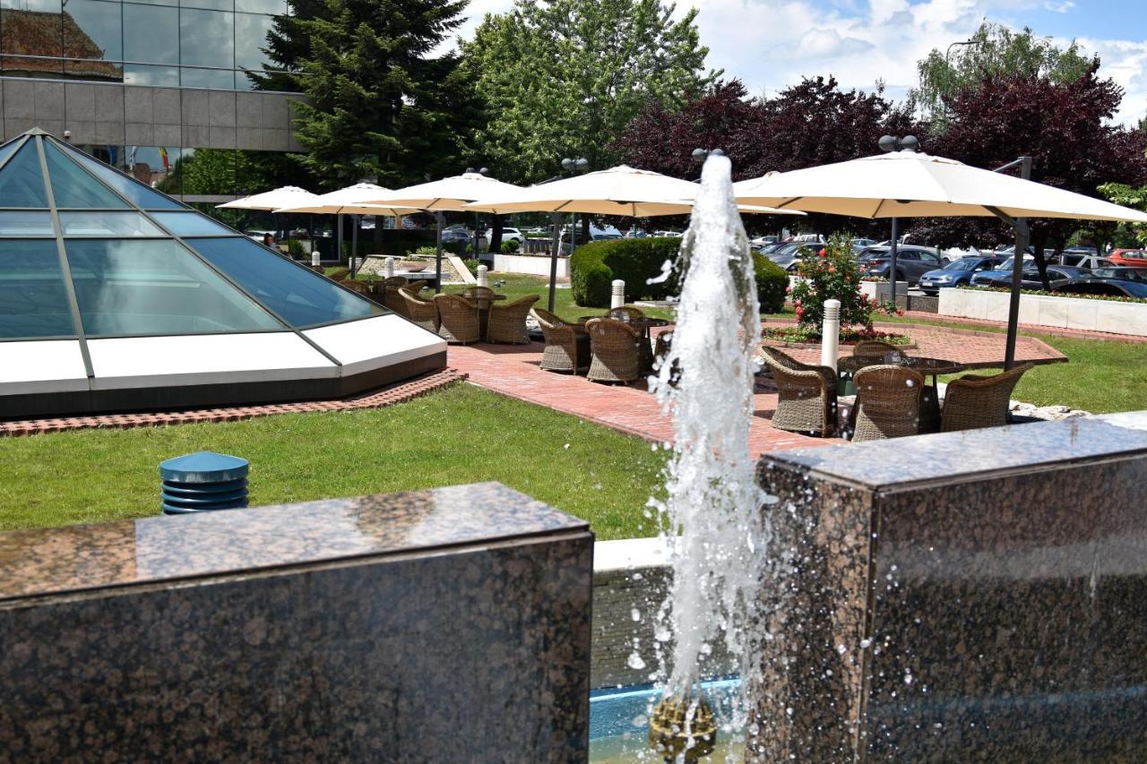 Hotelul Aro Palace Brașov Exterior foto Fountain at the hotel