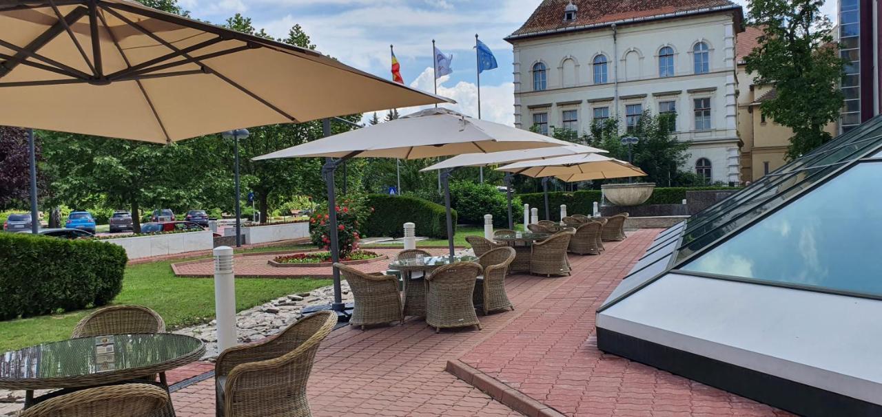 Hotelul Aro Palace Brașov Exterior foto The terrace of the European University Viadana