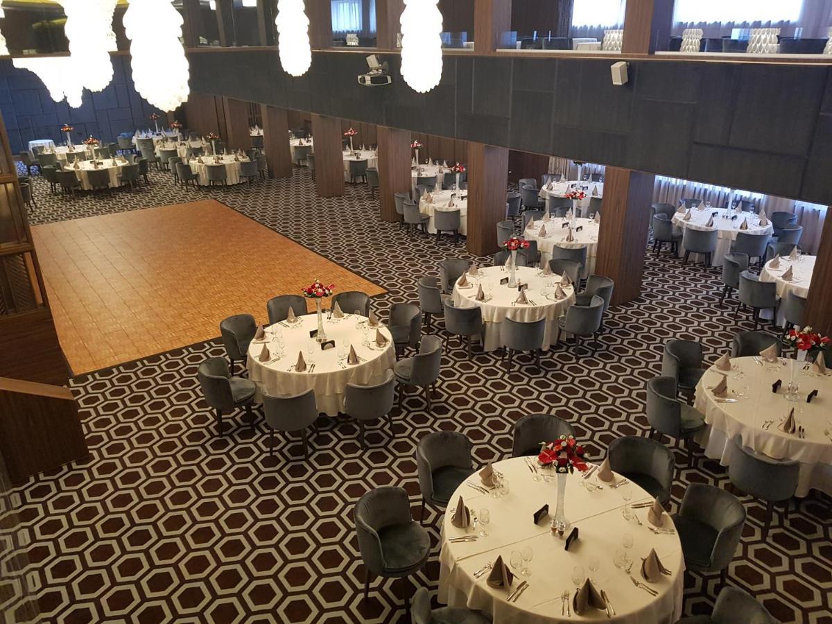 Hotelul Aro Palace Brașov Exterior foto The ballroom at the 2016 National Society Daughters of the American Colonists Conference