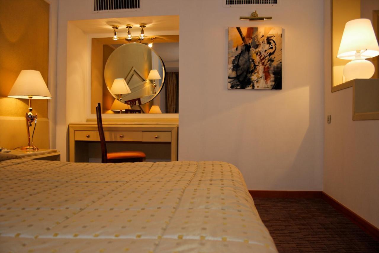 Hotelul Aro Palace Brașov Exterior foto A bedroom at the hotel