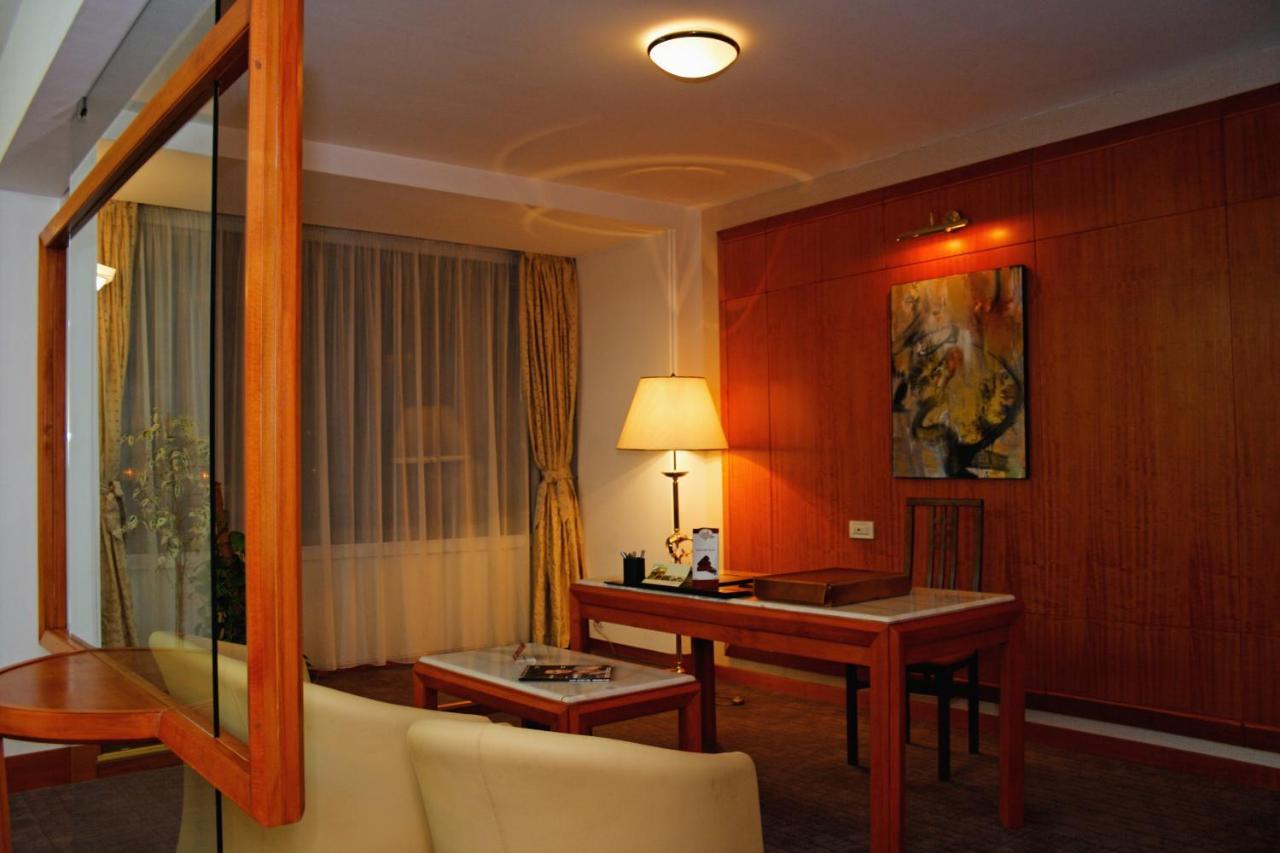 Hotelul Aro Palace Brașov Exterior foto A room at the hotel