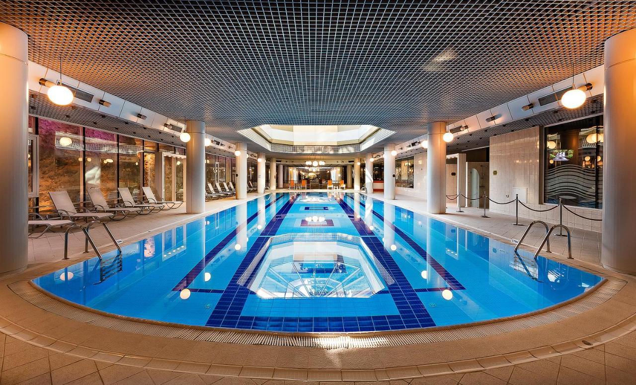 Hotelul Aro Palace Brașov Exterior foto The swimming pool at the hotel