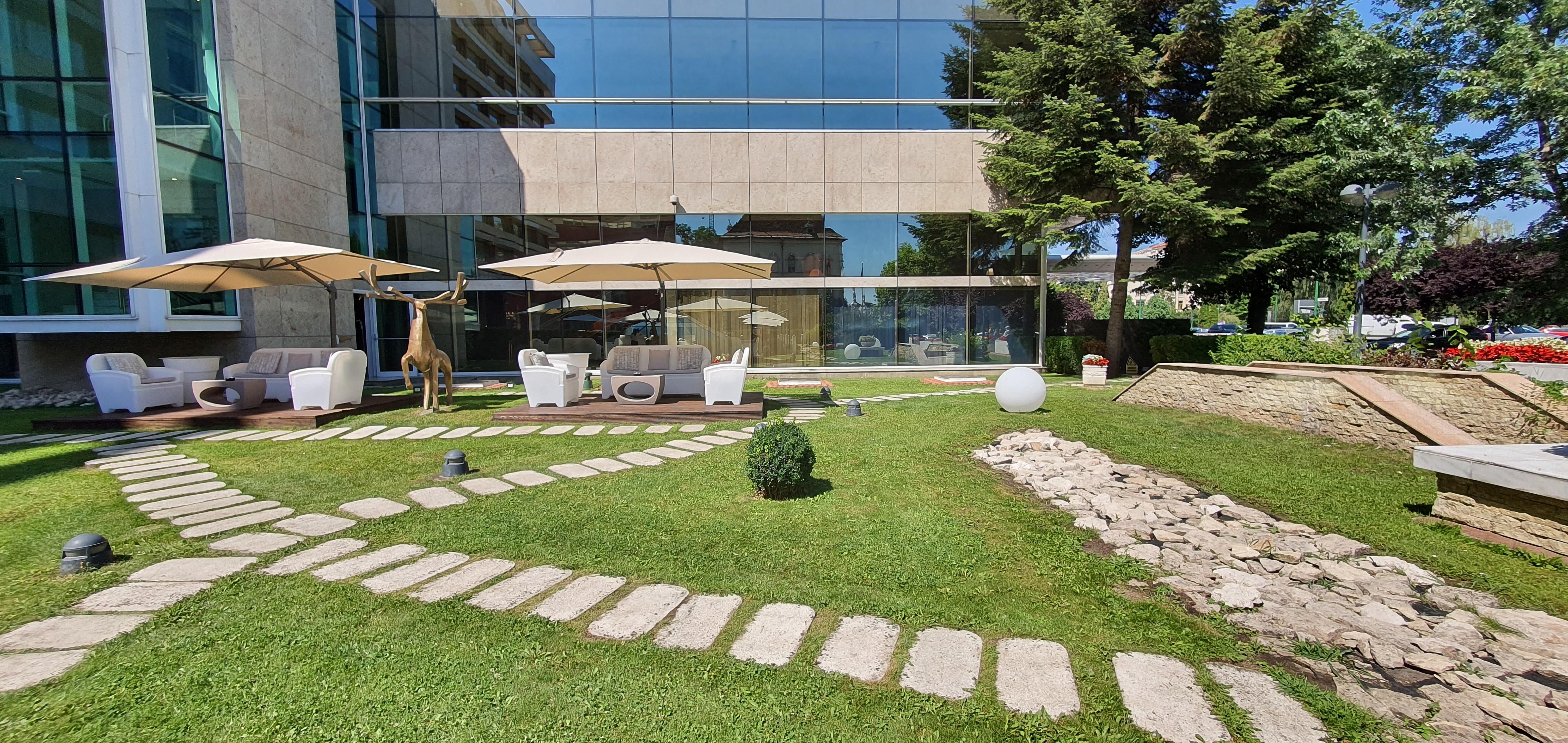 Hotelul Aro Palace Brașov Exterior foto The garden of the hotel