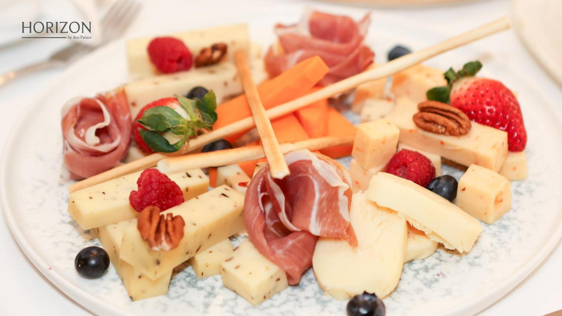 Hotelul Aro Palace Brașov Exterior foto A cheese and fruit platter