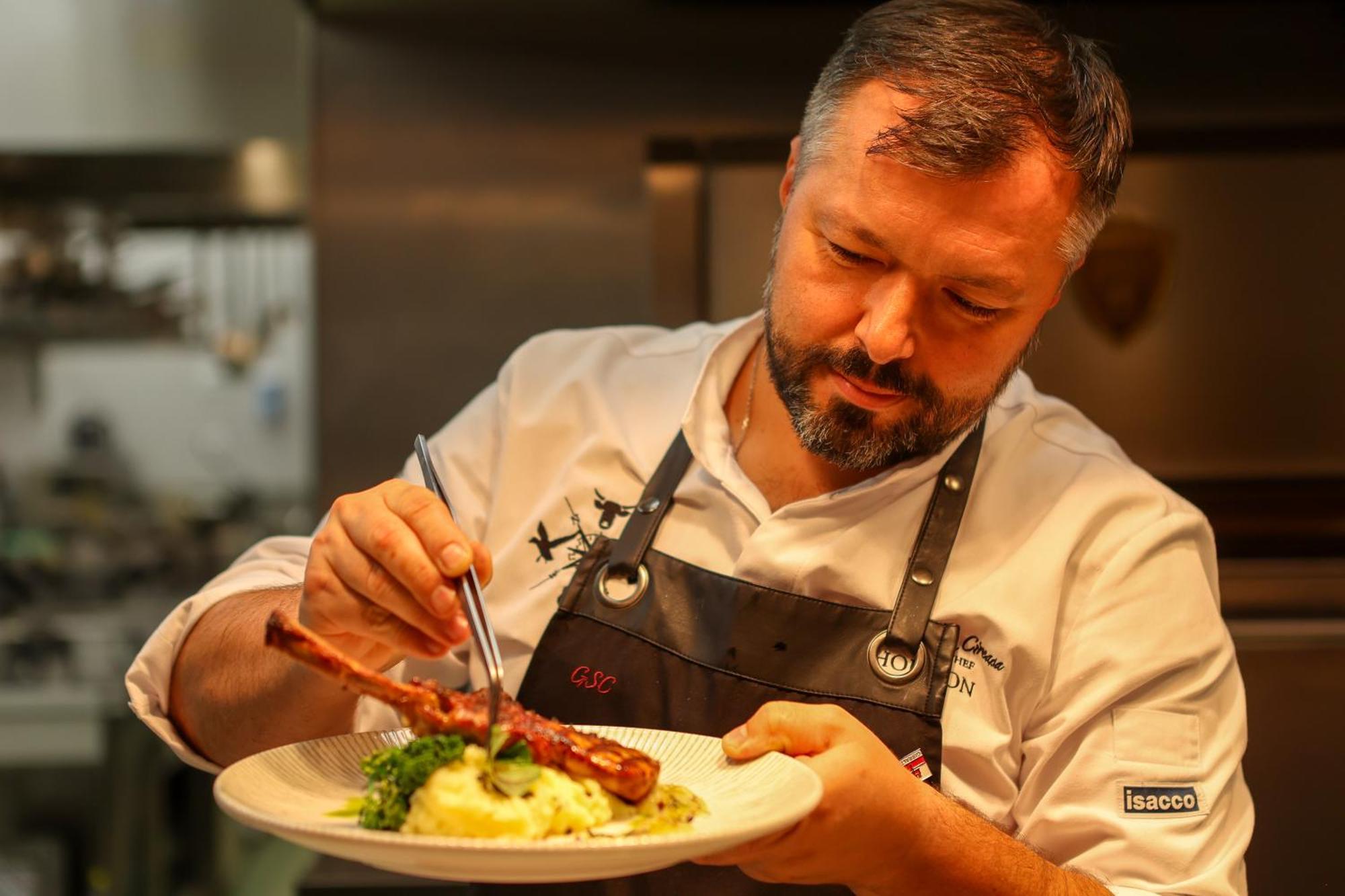 Hotelul Aro Palace Brașov Exterior foto A chef plating a meal