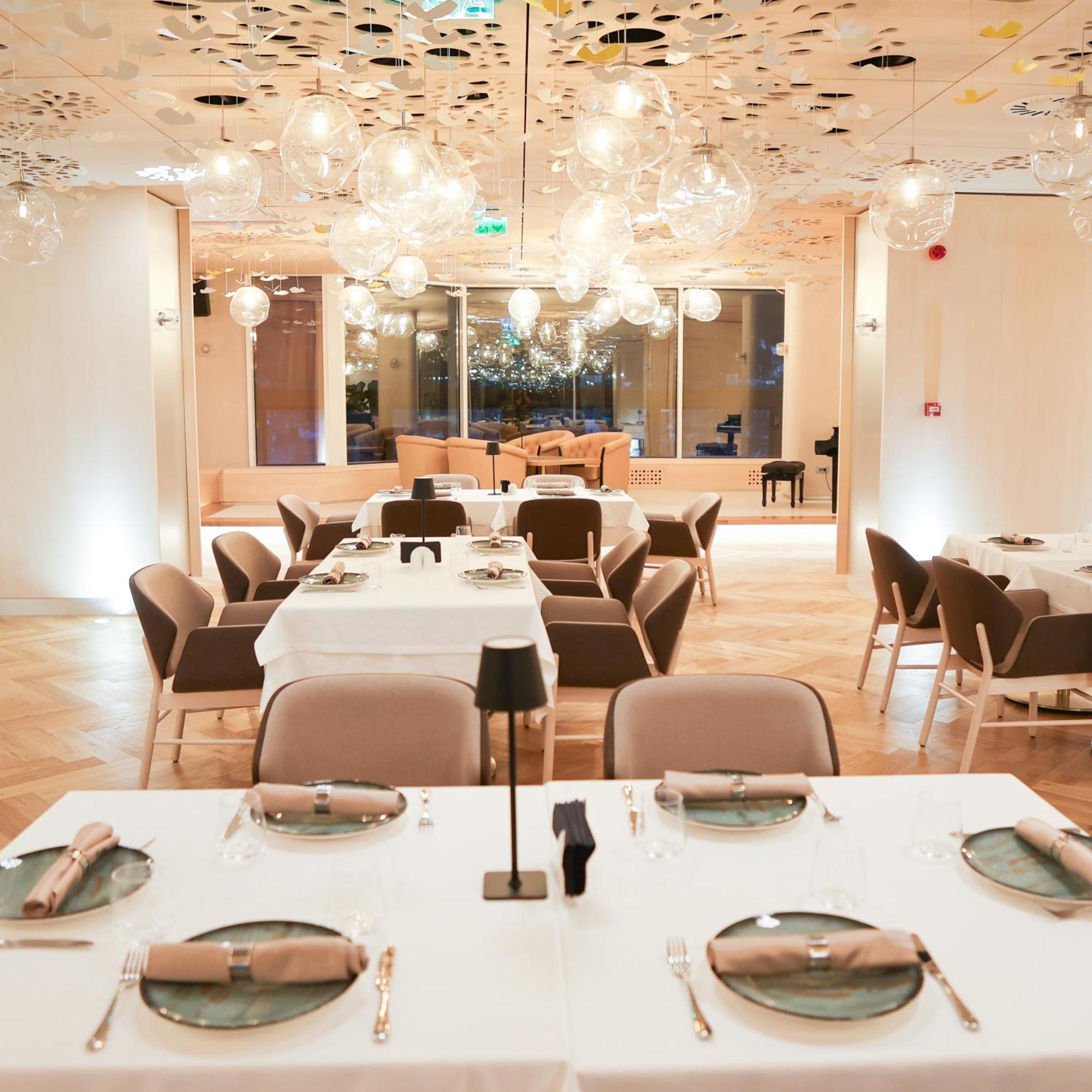 Hotelul Aro Palace Brașov Exterior foto The dining room at the 2012 London Business School Christmas Dinner