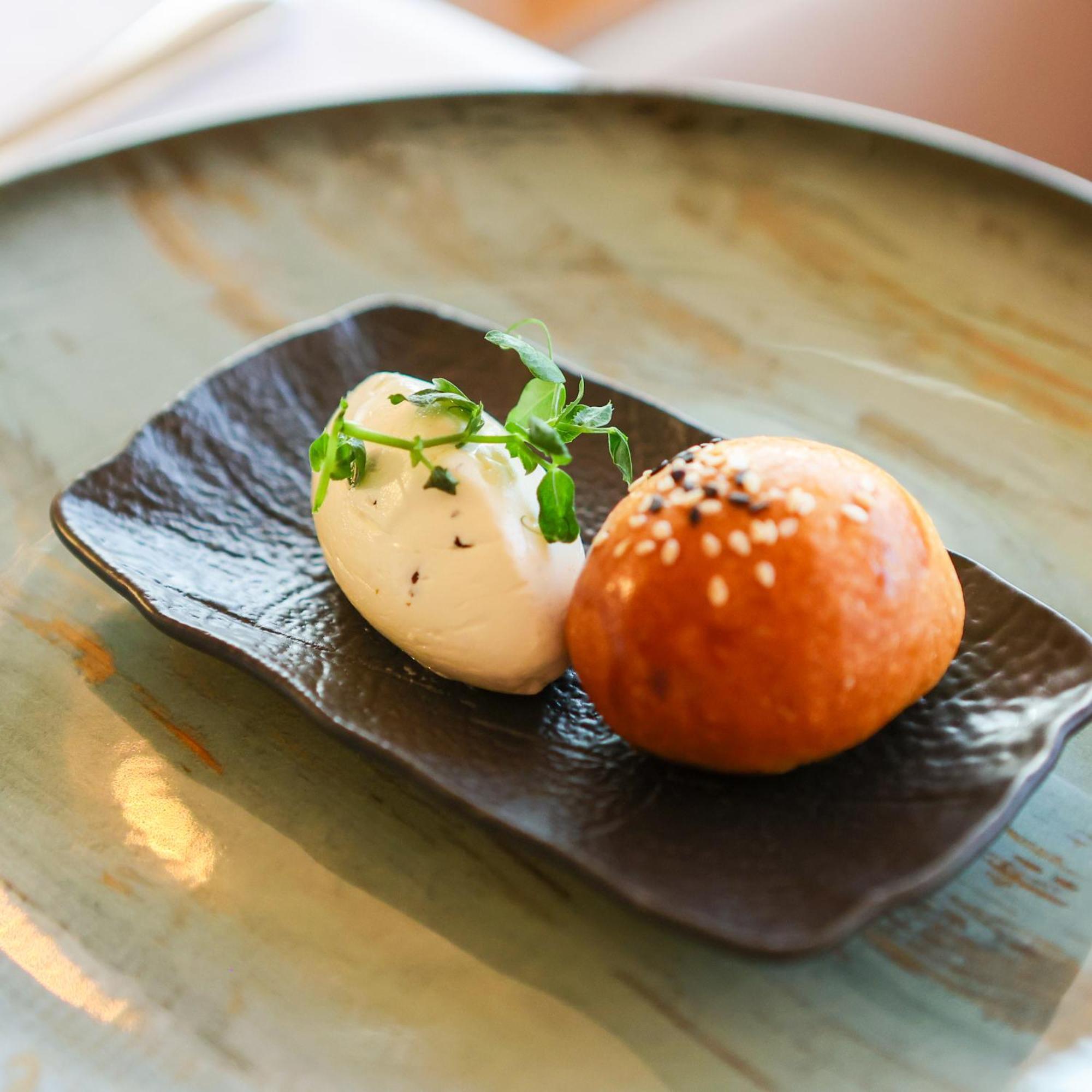 Hotelul Aro Palace Brașov Exterior foto Mozzarella and sesame bun