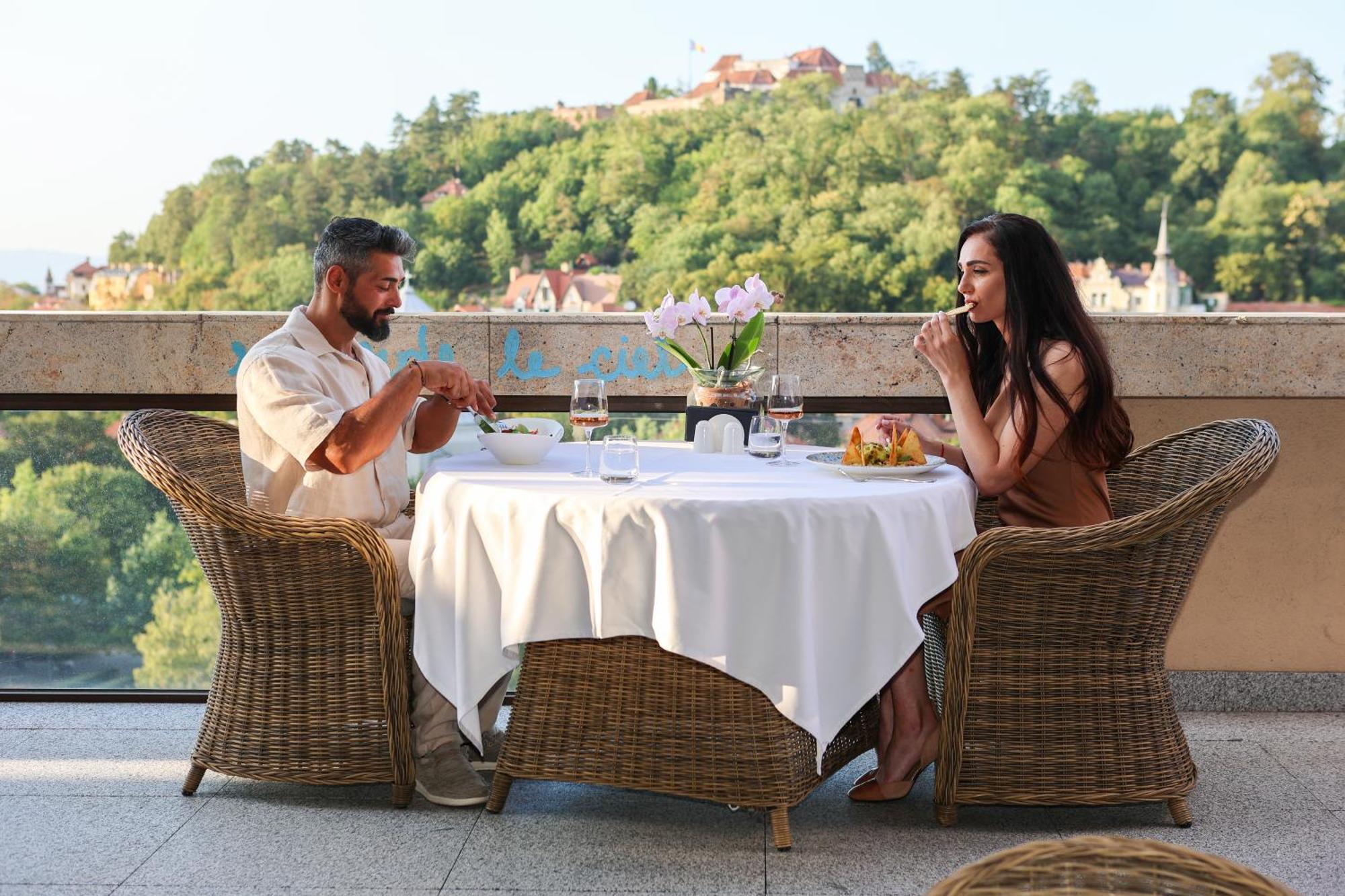 Hotelul Aro Palace Brașov Exterior foto A couple dining at a restaurant