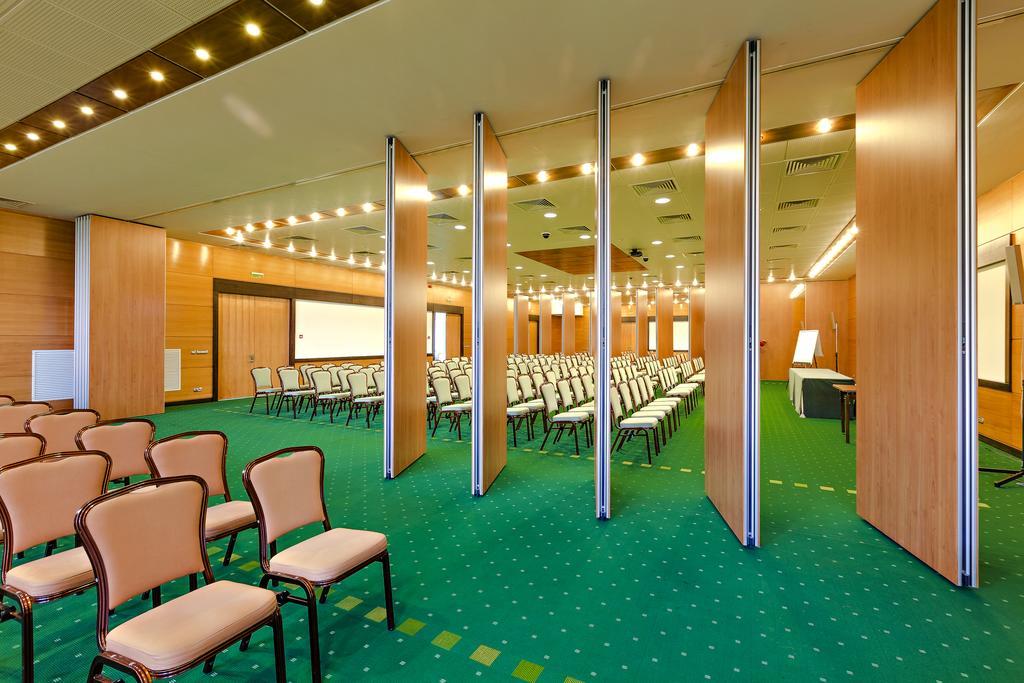 Hotelul Aro Palace Brașov Exterior foto A movable wall in a conference room